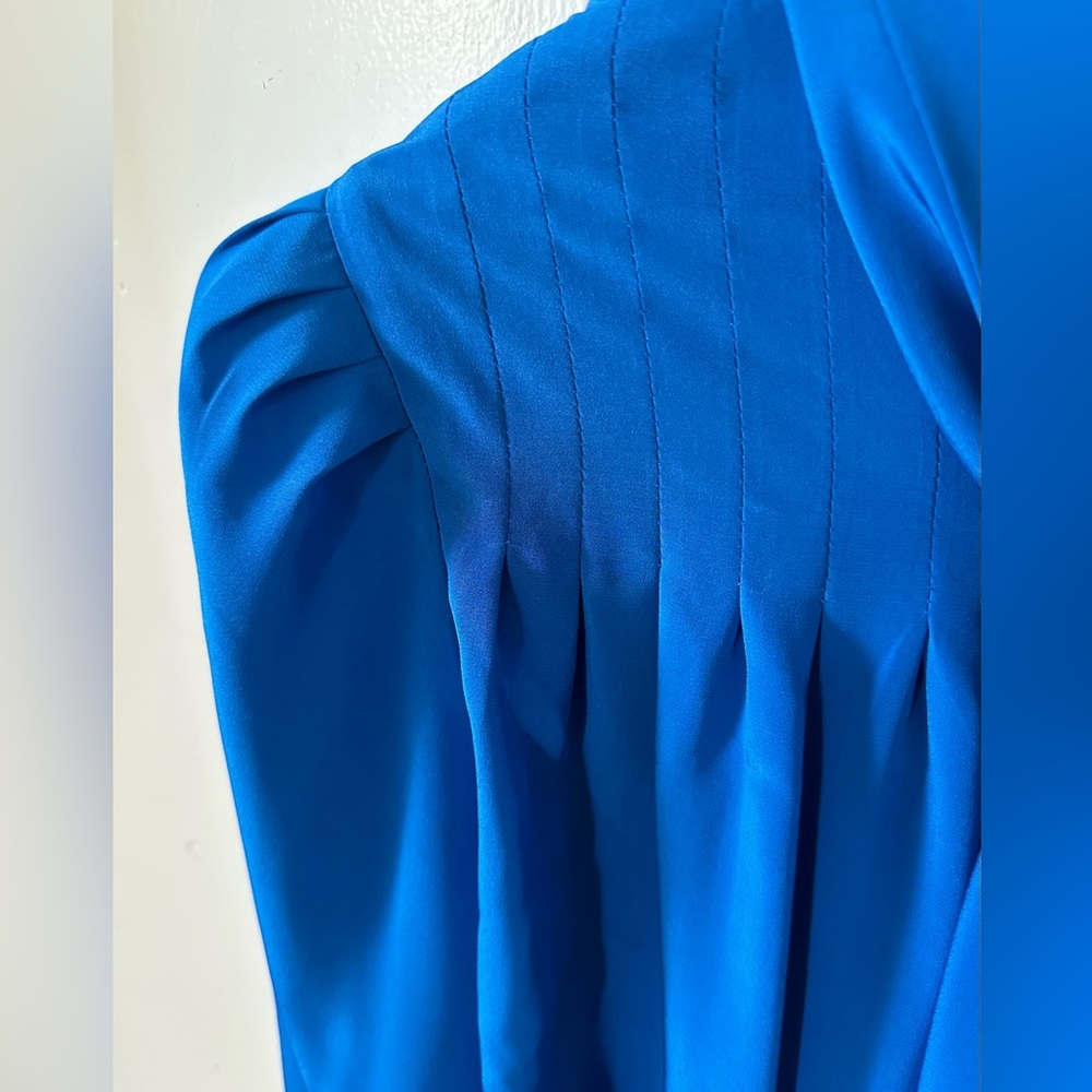 Vintage long sleeve blouse with button & pleating detail and a unique collar. - Picture 2 of 4